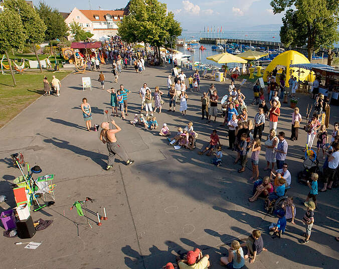 Festival an der Uferpromenda besucher von oben fotografiert